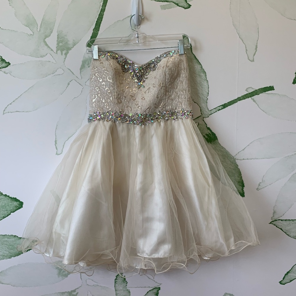 Very pretty short formal dress!